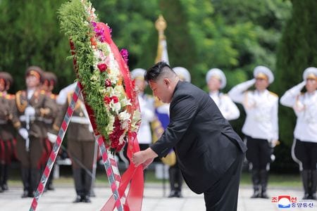 　北朝鮮国営の朝鮮中央通信（ＫＣＮＡ）は、金正恩朝鮮労働党総書記が妹の与正氏と共に朝鮮戦争に参戦した中国人民志願軍兵士の墓地を訪問したと伝えた。写真はＫＣＮＡが２６日に提供（２０２３年　ロイター）
