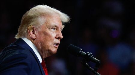 　7月２５日、 トランプ前米大統領（写真）がホワイトハウスに返り咲いた場合、インフレを抑制する連邦準備理事会（ＦＲＢ）の取り組みは新たな課題に直面する公算が大きい。ノースカロライナ州シャーロットで２４日撮影（２０２４年　ロイター/Marco Bello）