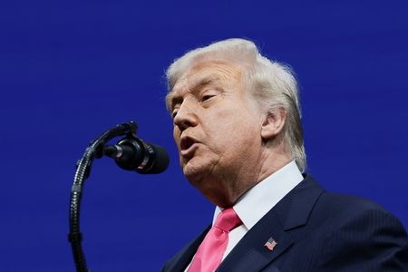米ワシントンで開催された米・サウジアラビア投資フォーラムでスピーチするトランプ米大統領。2025年11月19日撮影。REUTERS/Evelyn Hockstein