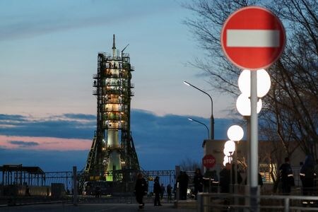 　３月２１日、国際宇宙ステーション（ＩＳＳ）へロシア、ベラルーシ、米国の宇宙飛行士を送るために予定されていたロシアの宇宙船ソユーズの打ち上げは、直前になって中止された。写真は打ち上げ中止を受けて宇宙船の近くに集まる専門家たち。カザフスタンのバイコヌール宇宙基地で撮影（２０２４　ロイター／Pavel Mikheyev）