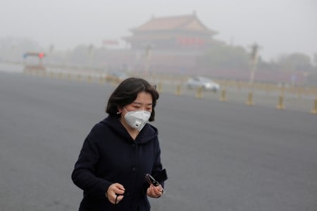 　１０月２４日、中国政府は冬季のスモッグ対策として、北京など北部の２８都市に対し、今年１０月から来年３月までに微小粒子状物質「ＰＭ２．５」の平均濃度を前年同期から平均で４％下げるよう命じた。写真は北京で昨年１１月撮影（２０１９年　ロイター／Thomas Peter）