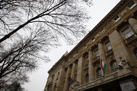 ハンガリー国立銀行（中央銀行）は２５日、翌日物預金金利を１％ポイント引き下げ１５％とした。引き下げは３会合連続。中銀はインフレ率は年末までに１０％を下回る水準に低下するとの見通しを示し、一段の利下げを示唆した。 写真は２０１２年１月、ブダペストのハンガリー国立銀行（中央銀行）（２０２３年　ロイター／Bernadett Szabo）