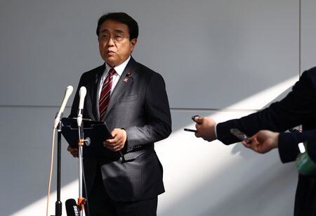 　４月１８日、赤沢亮正経済再生相は、自民党本部のネット番組に出演し、トランプ米大統領との協議では「自分の言葉で語る内容とメモを見る内容があり、大統領の優先事項がはっきりしてきた」と指摘した。写真は羽田空港で１８日撮影（２０２５年　ロイター/Issei Kato）