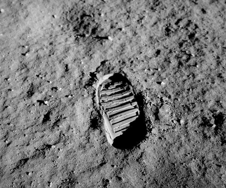 アポロ11号で月面調査時に付けられた足跡　　NASA / Buzz Aldrin