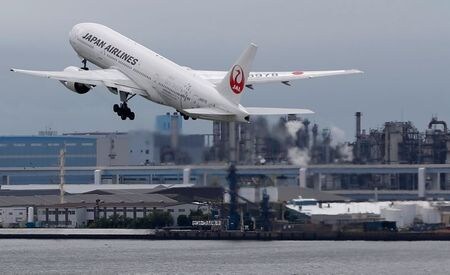 ４月１日、日本航空（ＪＡＬ）日、新型コロナウイルス感染拡大を受け、夏ダイヤにおける４月３０日までの国際線４０３便を追加減便・運休を行うと発表した。　写真は羽田空港で２０１２年９月撮影（２０２０年　ロイター／Toru Hanai）
