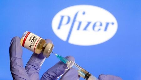 １０月２２日、米ファイザーは２２日、独ビオンテックと共同開発した新型コロナウイルスワクチンの５─１１歳を対象とする臨床試験（治験）で、９０．７％の有効性が示されたと発表した。写真は２０２０年１０月撮影（２０２１年／ロイター/Dado Ruvic）