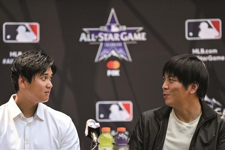 通訳の水原一平（右）によれば、大谷翔平は「耳が良い」　DUSTIN BRADFORD/GETTY IMAGES
