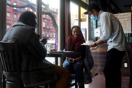 米ニューヨーク州のクオモ知事は８日、ニューヨーク市内の飲食店の店内飲食を１２日付で制限付きで許可すると発表した。同市で昨年１２月撮影（２０２１年　ロイター/CARLO ALLEGRI）