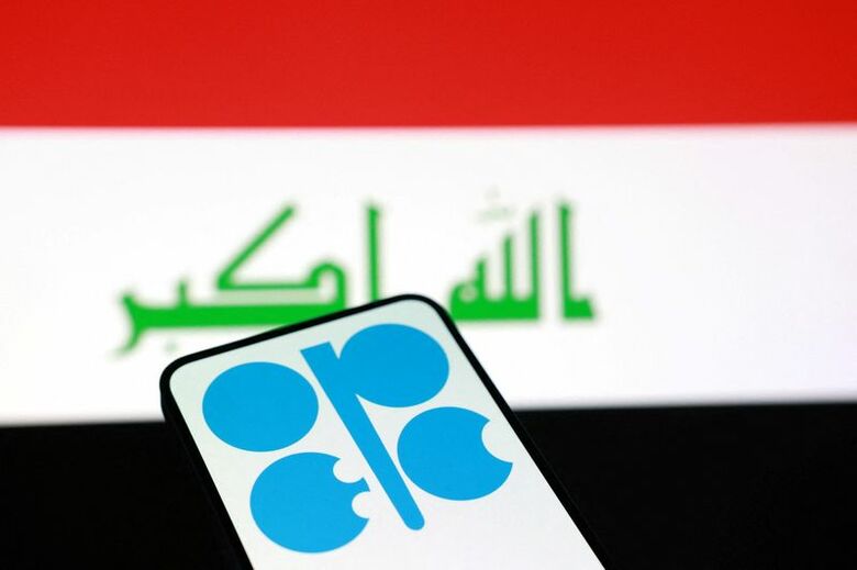 写真はＯＰＥＣロゴとイラクの国旗。２５日撮影。REUTERS/Dado Ruvic