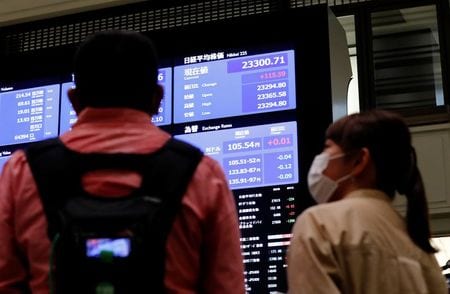 東京株式市場で日経平均は大幅反発した。写真は、東証の大型画面前の風景。２０２０年１０月２日に撮影。（２０２１年　ロイター／Kim Kyung-Hoon）