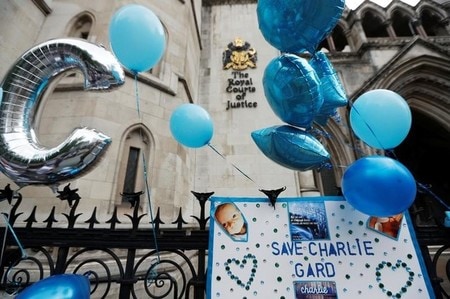 　７月２６日、英国の難病を患う乳児の尊厳死を巡る問題がソーシャルメディアで過熱しており、ある一家族の悲劇だったものが、世界的な論争の的へと姿を変えている。写真は、英裁判所前に掲げられた乳児と両親へのメッセージと風船。ロンドンで２４日撮影（２０１７年　ロイター/Peter Nicholls）