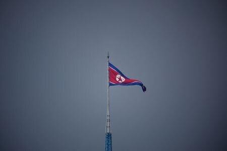 　６月２１日、韓国軍合同参謀本部は、複数の北朝鮮兵士が２０日に軍事境界線を越えたため警告射撃を行ったことを明らかにした。写真は、北朝鮮の旗。韓国の板門店での代表撮影（２０２４　ロイター）