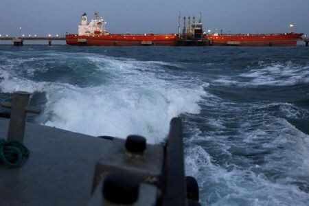 日米英を含む１９カ国が１０日、第２６回国連気候変動枠組み条約締約国会議（ＣＯＰ２６）で、二酸化炭素（ＣＯ２）を排出しない「ゼロエミッション」の海上航路の開設で合意したと関係者が述べた。写真は２０１５年４月撮影（２０２１年　ロイター/Carlos Garcia Rawlins）