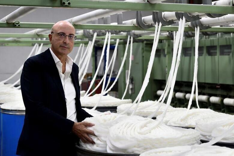 伊ビエッラにある製織企業ラニフィチオ・ボット・ジュゼッペで取材に応じるマネージングディレクターのシルビオ・ボットポアラ氏（２０２０年　ロイター/Flavio Lo Scalzo）