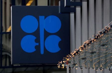 　イラクのアブドルジャバル石油相は７月１３日、同国は石油輸出国機構（ＯＰＥＣ）とロシアなど非加盟産油国で構成する「ＯＰＥＣプラス」の減産合意に完全にコミットしているとし、８月初めまでに順守率を１００％に改善させる意向を表明した。写真はＯＰＥＣのロゴマーク。ＯＰＥＣ本部で２０１９年１２月撮影（２０２０年　ロイター/Leonhard Foeger/File Photo）