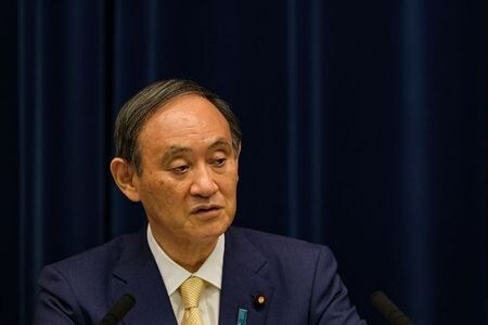 　７月２２日　菅義偉首相は２２日、東京五輪開幕に伴い２３日に開かれる開会式について「予定通り行うべきだと思う」との認識を示した。大会組織員会が式典の演出担当者を解任したことを受け、都内で記者団に語った。写真は７月８日、官邸で会見する菅氏（２０２１年　Nicolas Datiche/Pool via REUTERS）