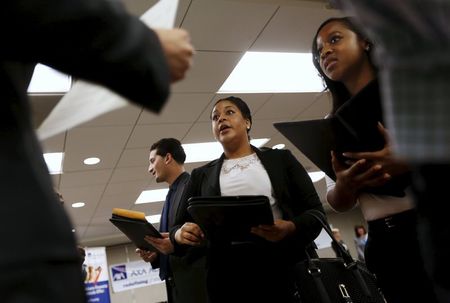 　６月９日、４月の米求人件数は５４０万件に増加した。写真はサンフランシスコの就職イベント会場で４日撮影（２０１５年　ロイター／Robert Galbraith）