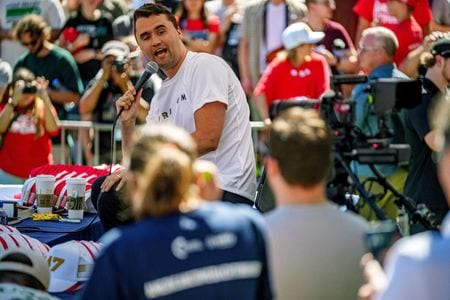 トランプ米大統領支持者で保守派コメンテーターのチャーリー・カーク氏が１０日、ユタ州の大学で行われたイベント中に銃撃された。同日撮影（２０２５年　ロイター/Trent Nelson/The Salt Lake Tribune via REUTERS）