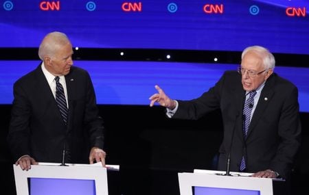 　１月１４日、１１月の米大統領選の候補者絞り込みに向けて野党民主党が開いた第７回討論会で、バーニー・サンダース上院議員は前副大統領のジョー・バイデン氏が２００２年の採決でイラクにおける戦争を承認したことを批判した。写真は討論会の様子。アイオワ州 デモイン で撮影（２０２０年　ロイター／Shannon Stapleton）