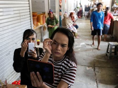 　１月１９日、インドネシア人のトランスジェンダー女性、マク・ルークさん（５３）にとって、２月１４日に行われる大統領選挙と議会選挙が初めての投票機会となる。写真はファッションショーに向けて準備をするトランスジェンダー女性ら。昨年１２月、ジャカルタで撮影（２０２４年　ロイター/Ajeng Dinar Ulfiana）