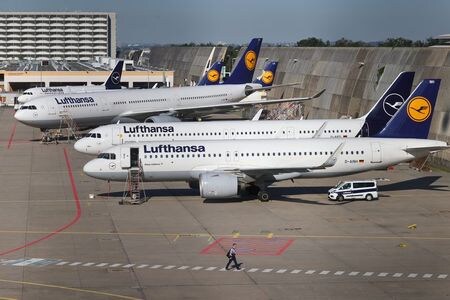 ６月２５日、欧州委員会は２５日、独航空大手ルフトハンザの６０億ユーロ（６７億４０００万ドル）資本増強について、公的支援が返済されるまで配当・自社株買い・株式１０％超の買収が禁じられるとの条件の下で承認した。写真はフランクフルトの空港に駐機中のルフトハンザ機（２０２０年　ロイター/Kai Pfaffenbach）