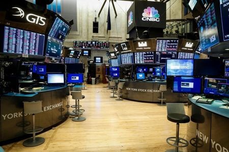 米国株式市場では、取引時間中にＳ＆Ｐ総合５００種とナスダック総合が過去最高値を更新したものの、不安定な取引の中、下落して終了した。ニューヨーク証券取引所で３月撮影（２０２０年　ロイター/Lucas Jackson）