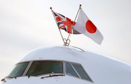 １０月１２日、日英経済連携協定（ＥＰＡ）をめぐり日英両政府が２３日に正式調印する見通しであることが明らかになった。写真は日英の旗。北アイルランドのベルファストの空港で２０１３年６月撮影（２０２０年　ロイター/Suzanne Plunkett）