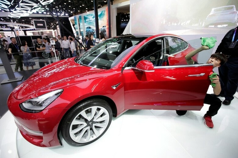 ５月２２日、米消費者情報誌コンシューマー・リポーツは、米電気自動車（ＥＶ）大手テスラのイーロン・マスクＣＥＯの要請を受けて、新型セダン「モデル３」のブレーキを再試験する方針を明らかにした。写真はモデル３．北京の自動車ショーで４月撮影（２０１８年　ロイター/Jason Lee）