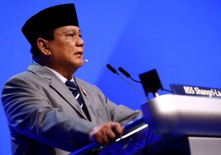 　７月８日、インドネシアのプラボウォ国防相（写真）が次期大統領となる１０月以降、どのような財政運営をするのかを巡り、市場で警戒感が浮上し始めた。写真はシンガポールで６月撮影（２０２４　ロイター／Edgar Su）