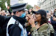 ロックダウンに耐え忍んだ末のイギリスの規制強化は誰のせい？