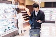 日本の未婚男性の「不幸感」は他国と比べて特異的に高く、女性では反対に既婚の方が高い