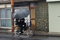 ながら運転で前科、信号無視で6000円、「逆走」は？...どんどん厳しくなる自転車の交通違反