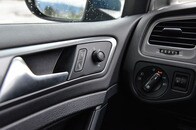 車内に違和感、ドア裏に隠れていたのは...女性が遭遇した「禍々しい光景」にネット戦慄