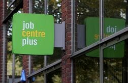 英民間部門の賃金伸び率、4─6月は前年比2.8％に鈍化　求人件数も減少