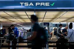 米空港の本人確認、職員の着席禁止へ　労組は安全軽視と批判