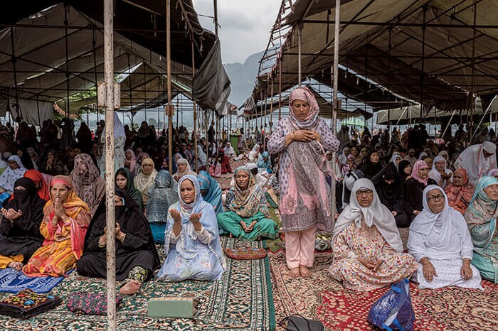 スリナガル市内最大のモスク（イスラム礼拝所）で祈りをささげる女性たち