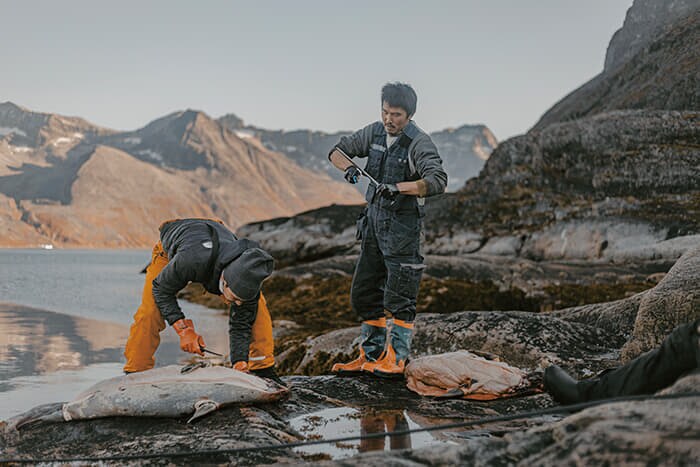 アザラシの皮を剝ぐ漁師のイェンス・クヌーセン（左）とワンダ・サイモンセン。アザラシ猟は地域の食文化と生活に欠かせない