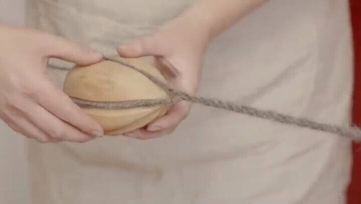 髪の毛を加工する様子