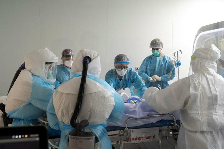 国際看護師協会（ICN）は6日、全世界で少なくとも9万人の医療従事者が新型コロナウイルスに感染したとの見方を示した。写真は4月、バンコクの病院で新型コロナウイルス感染者の治療にあたる看護師ら（2020年　ロイター/Athit Perawongmetha）