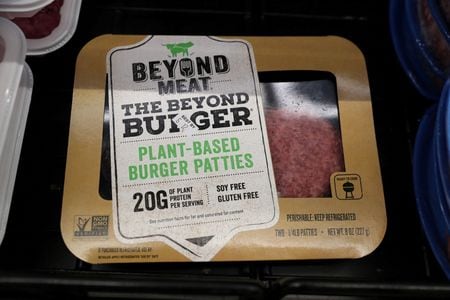 代替肉大手の米ビヨンド・ミートは、財務状況を改善するため社債保有者と協議した。米紙ウォール・ストリート・ジャーナル（ＷＳＪ）が報じた。写真はビヨンド・ミートのバーガー。ニューヨークの店舗で２０１９年６月撮影（２０２４年　ロイター／Shannon Stapleton）