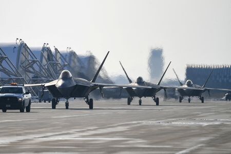 韓国の尹錫悦大統領が言及した米韓の核の共同演習構想を巡り、バイデン大統領は、共同演習について韓国と協議していないと述べた。写真は群山の韓国空軍基地。韓国国防省提供（２０２３年　ロイター）