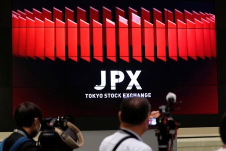 　７月２７日、 寄り付きの東京株式市場で、日経平均は前営業日比８０円０５銭安の２万７５７５円１６銭と、続落してスタート。写真は東証、２０２０年１０月撮影（２０２２年　ロイター／Kim Kyung-Hoon）