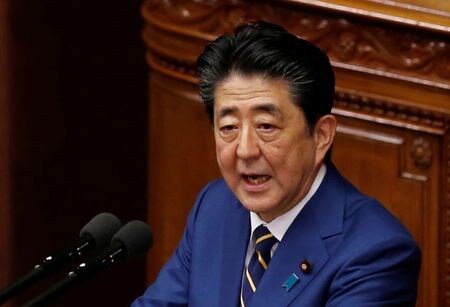 　安倍晋三首相（写真）は２月１２日、衆院予算委員会で、衆院解散について「全く考えていない」と言明した。国会で１月撮影（２０２０年　ロイター/Kim Kyung-Hoon）