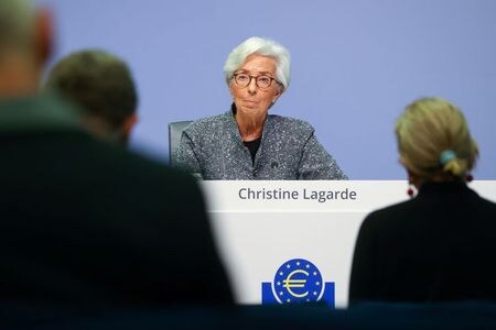 欧州中央銀行（ＥＣＢ）は２１日、定例理事会を開き、新型コロナウイルスの感染拡大に伴い導入した大規模な量的緩和（ＱＥ）の維持を決定した。写真は会見するラガルド総裁。昨年３月撮影（２０２１年　ロイター/KAI PFAFFENBACH）
