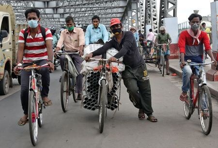 　８月２０日、インド保健省によると、同国の新型コロナウイルス感染者は２０日時点で新たに６万９６５２人（訂正）増え、１日当たりとして過去最多を記録した。写真はインドのコルカタで６月撮影（２０２０年　ロイター／Rupak De Chowdhuri）