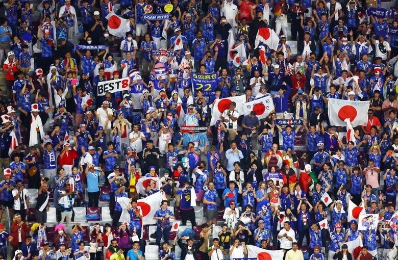 ドイツ戦の勝利を祝う日本サポーター（ハリファ国際競技場、11月23日）　Fabrizio Bensch-Reuters