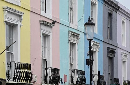 英不動産検索サイトのライトムーブが２２日発表した調査結果によると、５月の国内住宅売り出し希望価格は前月比１．８％上昇し、今年に入ってから最大の伸びとなった。写真は、カラフルにペイントされたロンドン以内の住宅地の壁面。２０２３年３月３１日に撮影。（２０２３年　ロイター／Toby Melville）