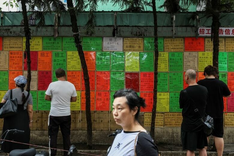 中国人力資源・社会保障省は１０日、１─９月の都市部の新規雇用者数が１０５２万人となり、年間目標の８７．７％を達成したと発表した。写真は広東省大塘の求人広告。２０２５年５月撮影（２０２６年　ロイター/Go Nakamura）