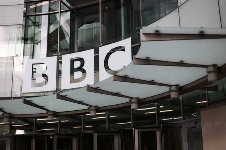 　１１月１７日、英公共放送ＢＢＣのサミル・シャー理事長は、昨年の米大統領選前に放送した報道番組でトランプ米大統領の演説映像を恣意的に編集したとされる問題を巡り、トランプ氏側が訴訟を起こした場合には「断固として闘う」と職員宛て電子メールで表明し、編集には名誉毀損に当たる根拠はないと主張した。ロンドンで１５日撮影（２０２５年　ロイター/Jack Taylor）