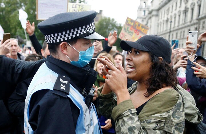 ロンドンの街頭でロックダウンやマスク着用に反対する人たち　Henry Nicholls-REUTERS